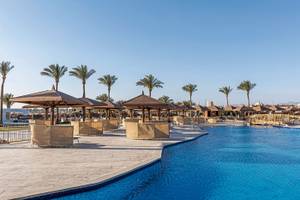 Poolbereich des Sunrise Royal Makadi Resorts mit Palmen und Sonnenschirmen