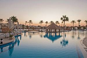 Außenpool des Sunrise Royal Makadi Resorts bei Sonnenuntergang
