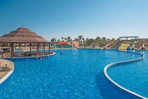 Außenbereich des Schwimmbeckens im Sunrise Royal Makadi Resort