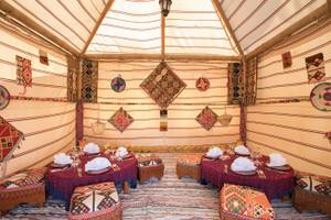 Innenbereich des Sunrise Royal Makadi Resorts mit gedeckten Tischen und traditionellen Dekorationen.
