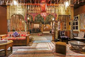 Inneneinrichtung des Sunrise Royal Makadi Resorts mit bunten Teppichen, Sofas und dekorativen Elementen.