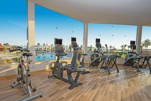Fitnessstudio im Sunrise Royal Makadi Resort mit Blick auf den Pool.