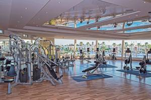 Fitness-Center im Sunrise Royal Makadi Resort mit Blick auf den Pool.