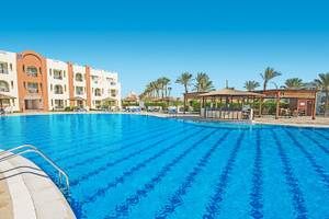 Außenpool mit Bar und Sonnenliegen im Sunrise Royal Makadi Resort
