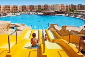 Gäste am Wasserrutsche im Sunrise Royal Makadi Resort