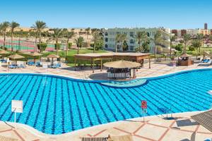 Luftaufnahme des Swimmingpools des Sunrise Royal Makadi Resort mit Liegen und Sonnenschirmen.