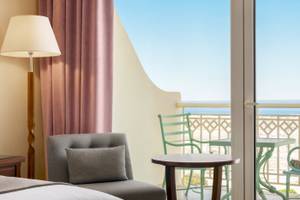 Zimmer im Wyndham Garden Salalah Mirbat Hotel mit Blick auf den Balkon und das Meer