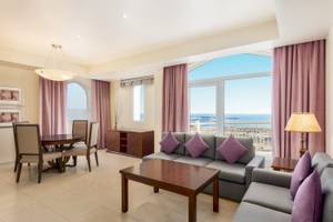 Wohnzimmer im Wyndham Garden Salalah Mirbat Hotel mit Blick auf das Meer