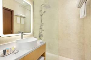 Badezimmer im Wyndham Garden Salalah Mirbat Hotel mit Waschbecken, Spiegel und Dusche