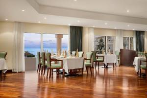 Restaurant im Wyndham Garden Salalah Mirbat Hotel mit Meerblick.