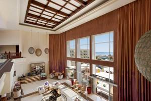 Einblick in die Lobby des Wyndham Garden Salalah Mirbat Hotels mit Innendekoration, Fenstern und Meerblick.