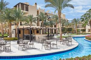 Außenbereich des Hotels Steigenberger Aqua Magic mit Pool und Terrassenmöbeln.