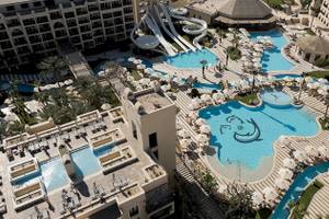 Luftaufnahme des Steigenberger Aqua Magic Hotels mit mehreren Schwimmbecken, Wasserrutschen und Sonnenschirmen.