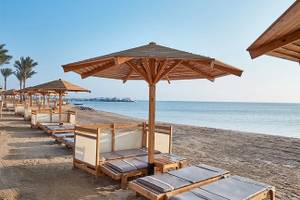 Strandloungestühle und Sonnenschirme am Steigenberger Aqua Magic Hotel