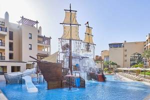 Wasserpark im Steigenberger Aqua Magic Hotel mit Piratenschiff und Wasserrutschen.