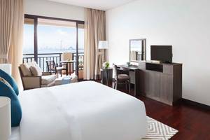 Zimmer im Anantara The Palm Dubai Resort mit Blick auf das Meer und moderner Einrichtung.