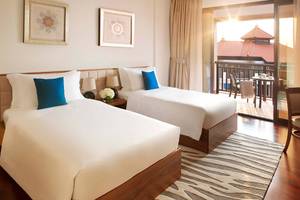 Doppelzimmer im Anantara The Palm Dubai Resort mit zwei Betten und einem Balkon.
