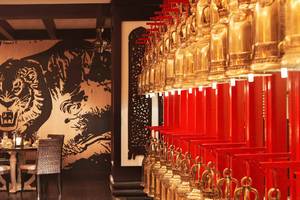 Innenraum des Anantara The Palm Dubai Resorts mit Tiger Wandgemälde und goldenen Glocken.