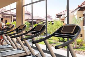 Ein Mann läuft auf einem Laufband im Fitnessstudio des Anantara The Palm Dubai Resorts.