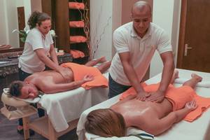 Massage Behandlung im Cleopatra Luxury Beach Resort mit zwei Personen, die Rückenmassagen durchführen.