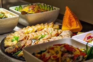 Buffet mit Fleisch und Gemüse im Cleopatra Luxury Beach Resort
