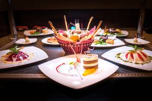 Tabelle mit verschiedenen Gerichten, darunter Desserts und Vorspeisen, im Cleopatra Luxury Beach Resort