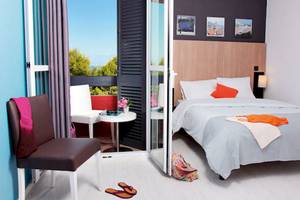 Hotelzimmer mit Balkon und Meerblick im Belambra Club Golfe de Lozari