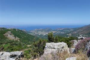 Panoramablick vom Belambra Club Golfe de Lozari mit Bergen, Meer und Pflanzen.