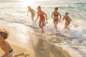 Familie mit Kindern läuft am Strand bei Belambra Club Golfe de Lozari