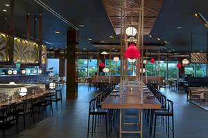 Restaurantbereich des Melia Caribe Beach Resorts mit langen Tischen, Stühlen und roten Laternen.
