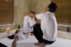 Yoga-Sitzung im Melia Caribe Beach Resort mit Kerzen und Holzfensterläden im Hintergrund.