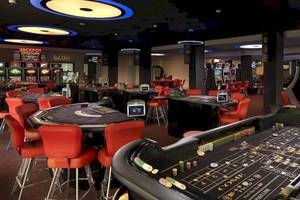 Casino im Melia Caribe Beach Resort mit Spieltischen und Spielautomaten.
