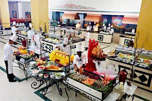 Buffet im Bahia Principe Grand Jamaica Hotel mit verschiedenen Gerichten, vorbereitet von Köchen.