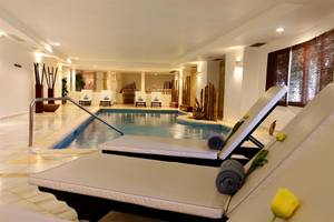 Innenpool des Bahia Principe Grand Jamaica mit Lounge-Liegestühlen und Blumendekoration.