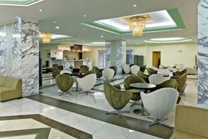 Marianna Palace Hotellobby mit Marmorwänden, grünen und weißen Sesseln und Tischen
