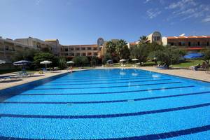 Außenpool des Marianna Palace Hotels mit Liegen und Sonnenschirmen.