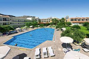 Außenbereich des Marianna Palace Hotels mit Swimmingpool, Liegestühlen und Sonnenschirmen.
