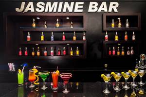 Cocktails und Getränke auf der Theke im Jasmine Bar des Jasmine Palace Resort & Spa