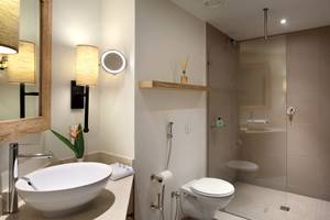 Badezimmer des Kempinski Seychelles Resort mit Dusche und Toilette.