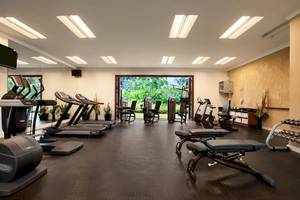 Fitnessstudio im Kempinski Seychelles Resort mit Blick auf Außengelände