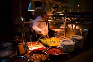 Koch bei einem Buffet im Pharaoh Azur Resort Hotel, der Essen vorbereitet.