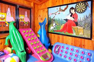 Spielzimmer im Hotel Pharaoh Azur mit aufblasbaren Spielzeugen und Dartscheibe.