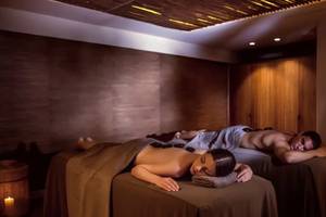 Massage Behandlung im Alion Beach Hotel mit zwei Gästen auf Liegen.