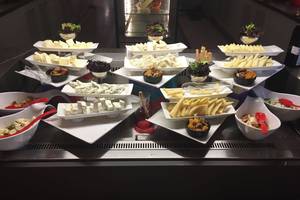 Buffet mit verschiedenen Käseplatten im Land of Legends Kingdom Hotel.