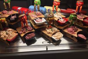 Fleisch und Wurst auf einem Buffet im Hotel The Land of Legends Kingdom.