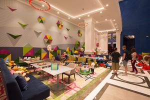 Innenbereich des Kinderbereichs im Land of Legends Kingdom Hotel mit bunten Wänden und Spielen.