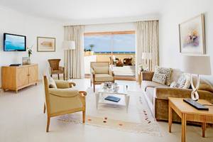 Wohnbereich im Mövenpick Resort & Marine Spa Sousse mit moderner Einrichtung und Meerblick.