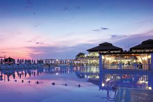 Der Außenpool des Club Nena Hotels am Abend bei Sonnenuntergang