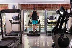 Ein Mann trainiert auf einem Laufband im Fitnessbereich des Clubs Nena.