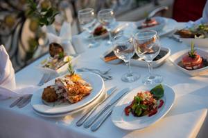 Festlicher Tisch im Club Nena Hotel mit verschiedenen Gerichten und Gläsern.